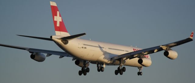 Airbus A340-300 (HB-JMD)