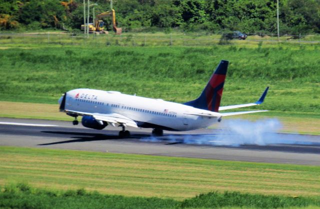 Boeing 737-800 (N379DA)