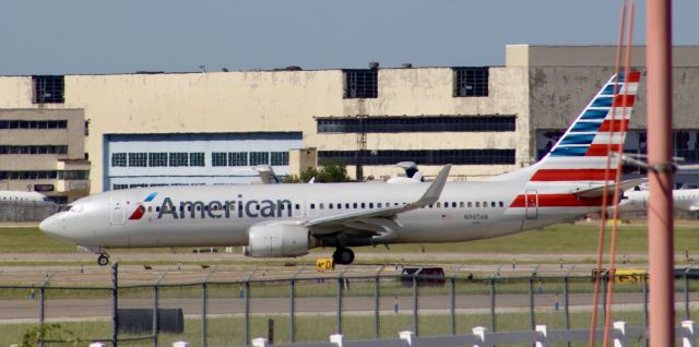 Boeing 737-800 (N965AN)