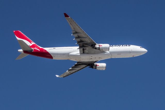 Airbus A330-200 (VH-EBC) - Airbus A330-202 Qantas VH-EBC departed R21 YPPH 24/11/17.