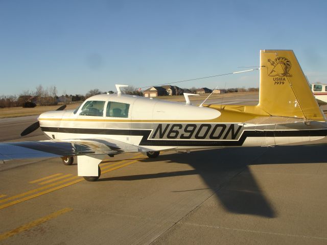 Mooney M-20 (N6900N) - N6900N