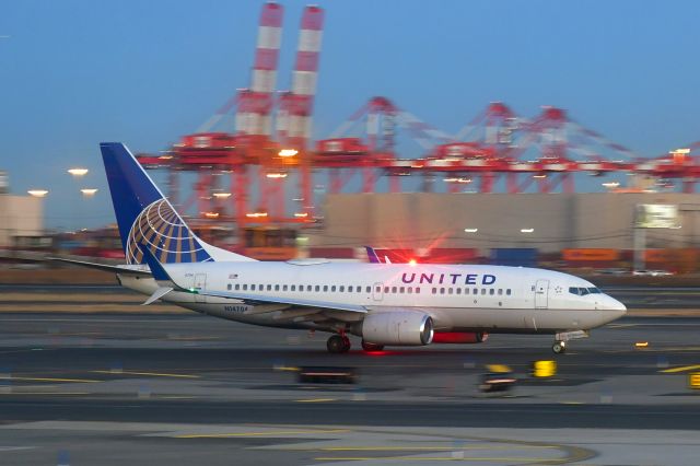 Boeing 737-700 (N14704) - United Airlines Boeing 737-724(WL) N14704 in Newark 