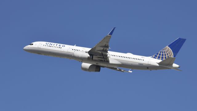 Boeing 757-200 (N58101) - Departing LAX on 25R