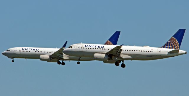 Airbus A320 (N402UA)