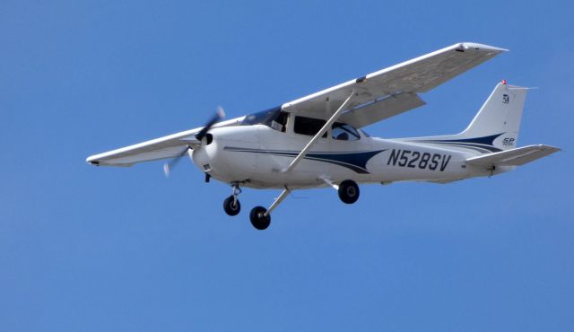 Cessna Skyhawk (N528SV) - On final is this 2004 Cessna Skyhawk 172SP in the Winter of 2019.