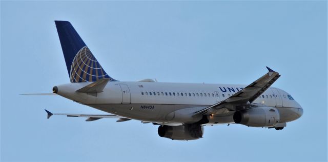 Airbus A320 (N844UA)