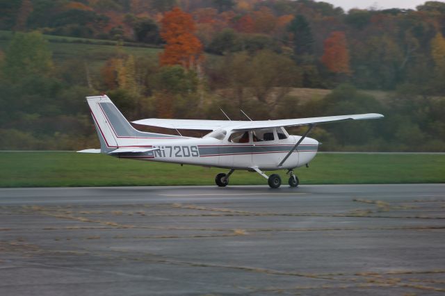 N172DS — - N172DS 1975 CESSNA 172M TEAMFLYS LLC CLARKSBURG, MA br /KAQW Harriman-and-West Airport North Adams, Massachusettsbr /Photo taken by Christopher Wright 