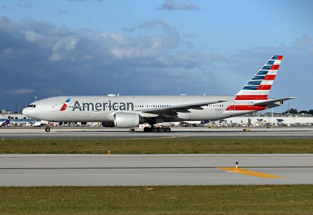 Boeing 777-200 (N758AN)