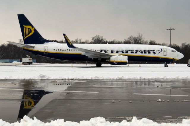 Boeing 737-800 (EI-DPL) - Snow at EDDK