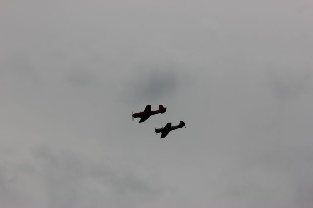 — — - C-GYTW Nanchang-CJ-6A et C-GYAC Yakovlev 52-TW. En pratique de voltige au dessus de laéroport de Joliette CSG3 07-06-2015