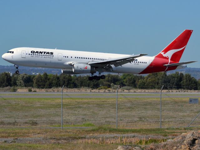 BOEING 767-300 (VH-ZXF)