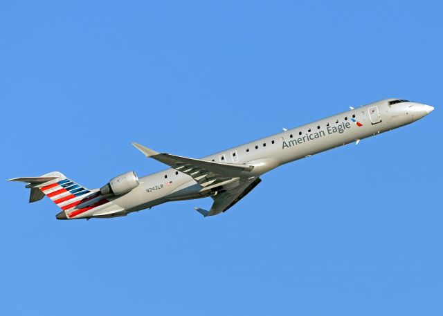 Canadair Regional Jet CRJ-900 (N242LR)