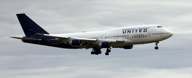 Boeing 747-400 (N194UA) - KLCK N194UA 747-422 United Charter 12-27-2014