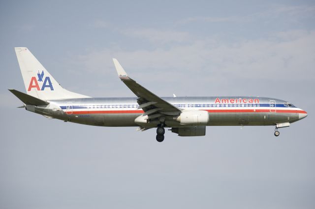 Boeing 737-800 (N914AN) - Seen at KDCA on 5/22/2011.