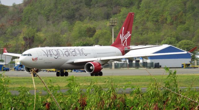 Airbus A330-200 (G-VMIK)