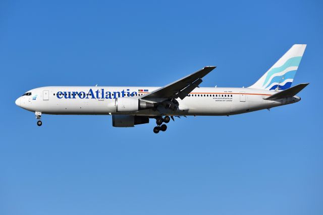 BOEING 767-300 (CS-TKR)