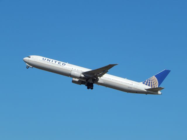 BOEING 767-400 (N670508) - United Airlines Boeing 767-400 upon takeoff at Newark Airport.