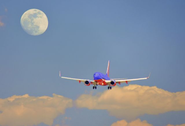 Boeing 737-800 (UNKNOWN) - Approaching KLAS under a full moon