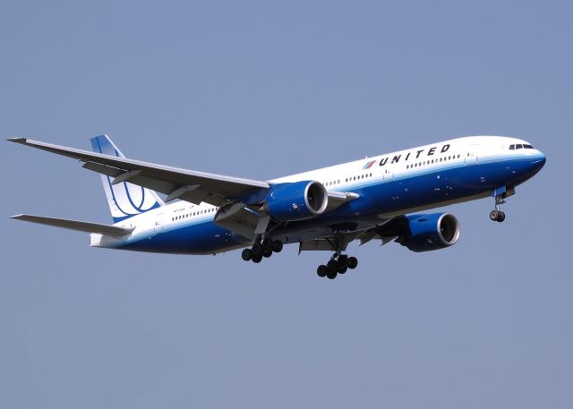 Boeing 777-200 (N772UA) - Landing at London Heathrow