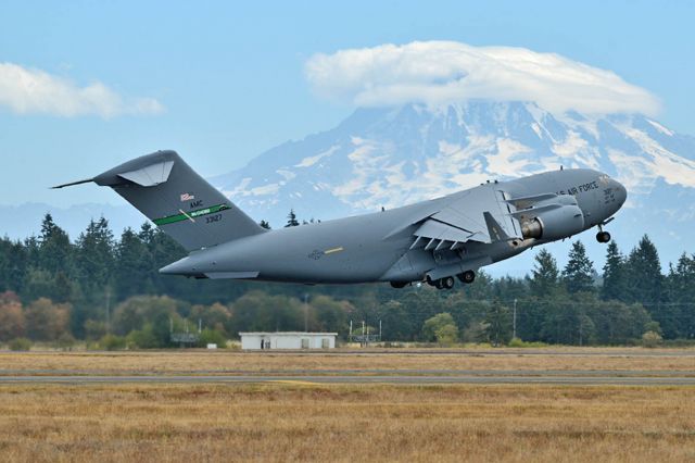Boeing Globemaster III (N33127) - USAF C-17 with Mt. Rainer in the background