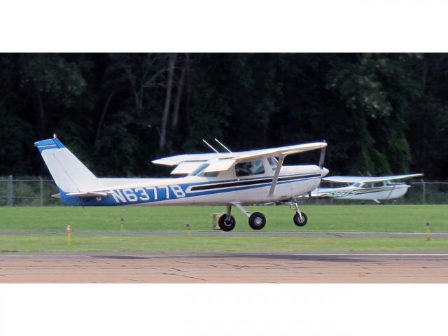 Cessna 152 (N6377B) - Landing RW08.