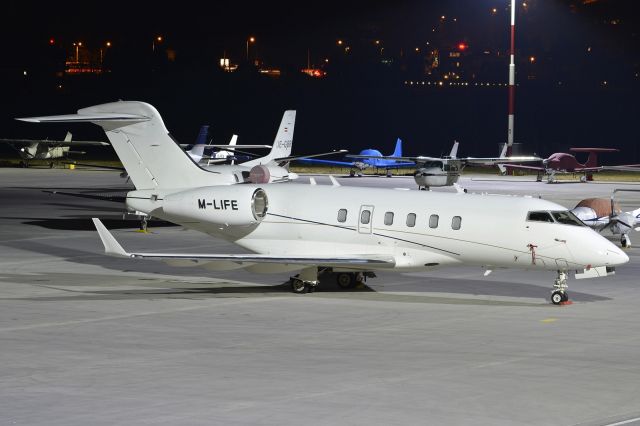 Bombardier Challenger 300 (M-LIFE)