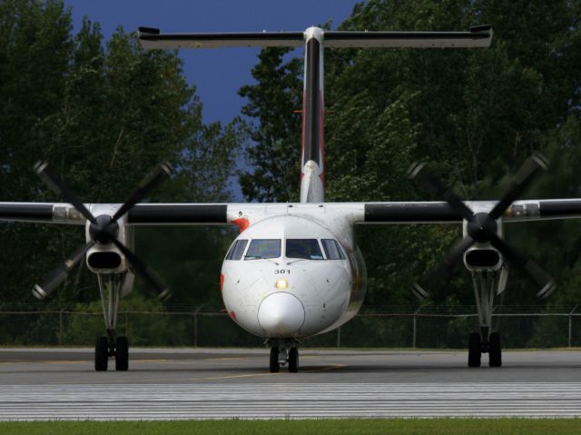 de Havilland Dash 8-300 (C-GMON) - Taxiing to position on Rwy 25, captured the props both in sync.