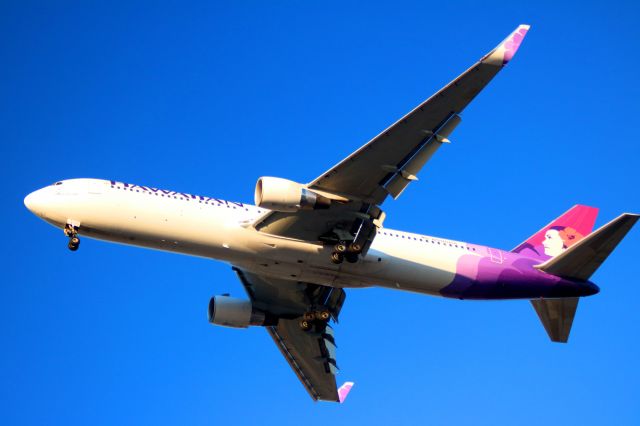 Boeing 757-200 (N590HA) - On Final to 30L, 08-13-2016