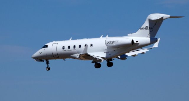 Bombardier Challenger 300 (N548XJ) - On final is this 2010 Bombardier Challenger 300 in the Spring of 2019.