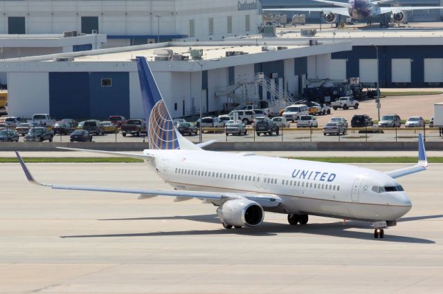 Boeing 737-800 (N37290) - Taken On 03-19-2011