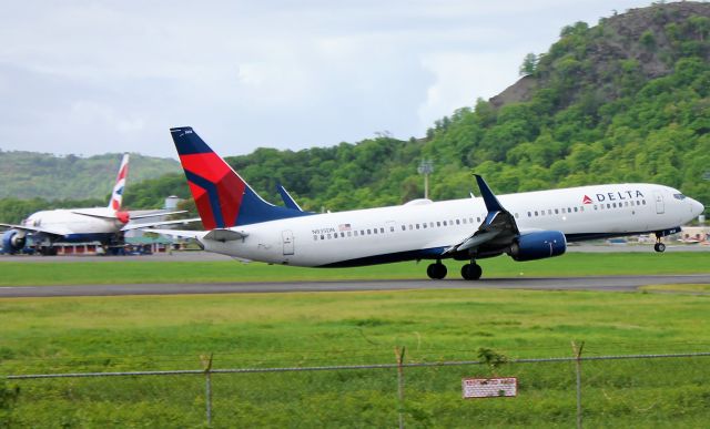 Boeing 737-900 (N835DN)