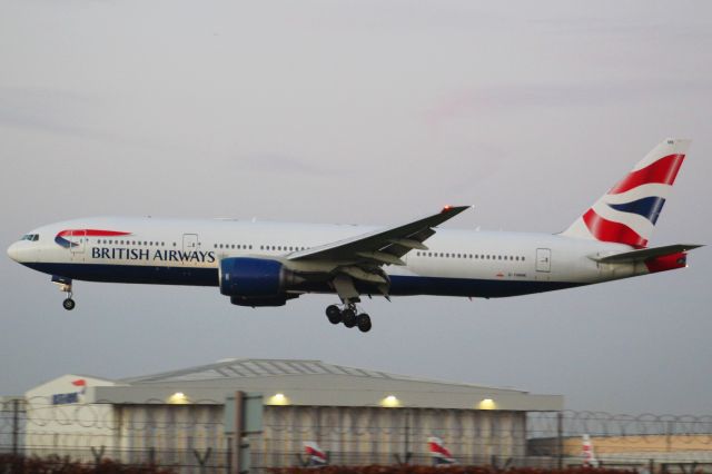 Boeing 777-200 (G-YMMK) - A British Airways B777-200 on final approach into LHR, landing on runway 27L.br /br /Location: Great South-West Road.br /Date: 20.12.22 (dd/mm/yy),