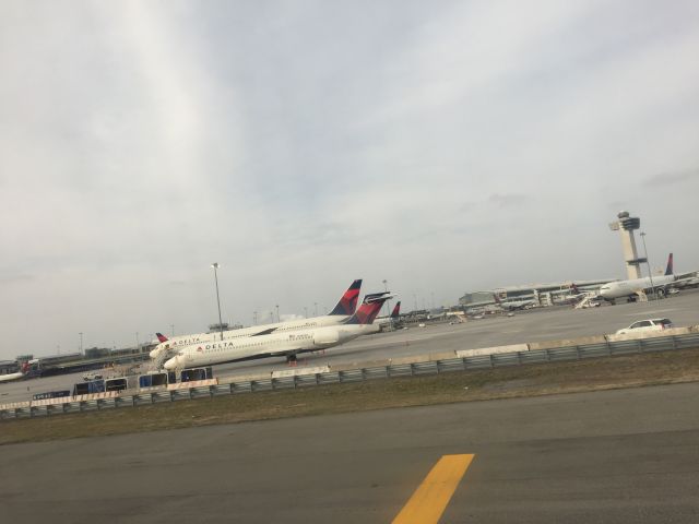 Boeing 717-200 (N982AT) - Taxing to runway