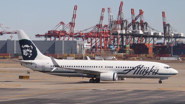 Boeing 737-800 (N528AS)