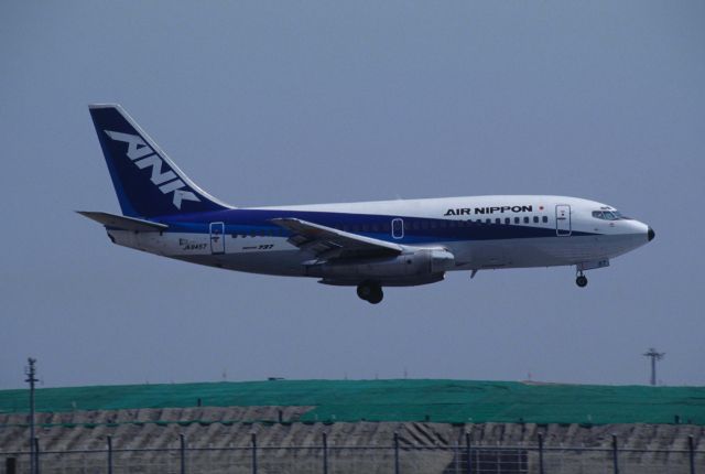 Boeing 737-200 (JA8457) - Short Final at Tokyo-Haneda Intl Airport Rwy22 on 1996/04/05