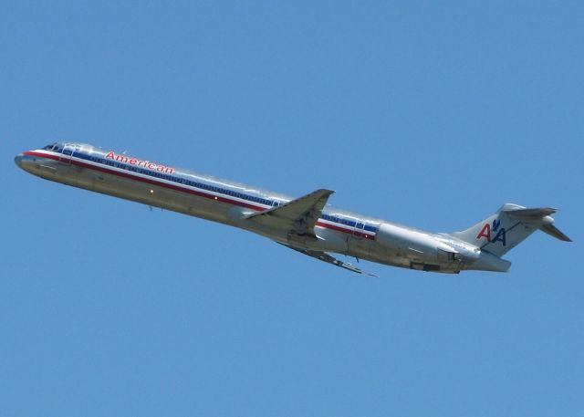 McDonnell Douglas MD-80 (N7509) - At DFW.