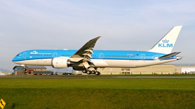 Boeing 787-9 Dreamliner (PH-BHA) - BOE234 on short final to Rwy 34L to complete its B1 flight on 10/14/15. (ln 356 / cn 36113). This is the first Dreamliner for KLM.