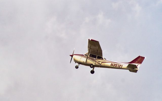 Cessna Skyhawk (N35121) - Photo taken March 26th, 2024 from East of the airport just beyond the hangers.  Camera used was E-M10 MKII with 400mm adapted film camera lens.