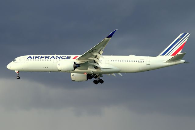 Airbus A350-900 (F-HTYG) - AFR 334 arriving from Paris with it's first A350 flight to Boston.