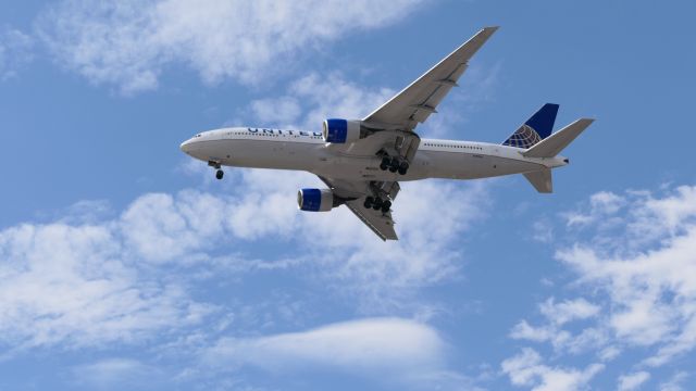 Boeing 777-200 (N799UA)