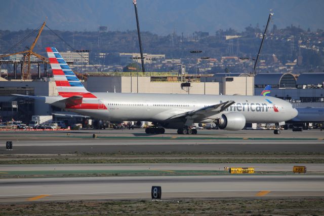 BOEING 777-300ER (N735AT)