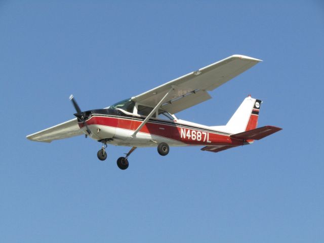 Cessna Skyhawk (N4687L) - Landing RWY 24