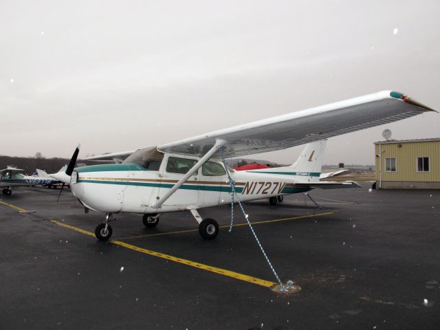 Cessna Skyhawk (N1727V) - A Skyhawk at Danbury CT.