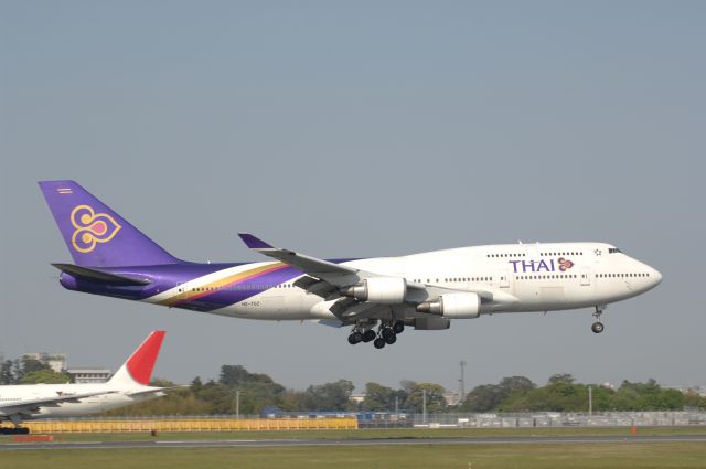 Boeing 747-400 (HS-TGZ) - Landing at Narita Intl Airport R/W16R on 2007/4/30