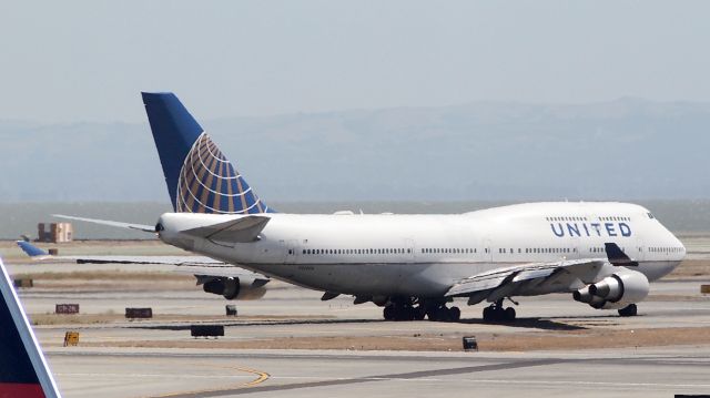Boeing 747-400 (N128UA)