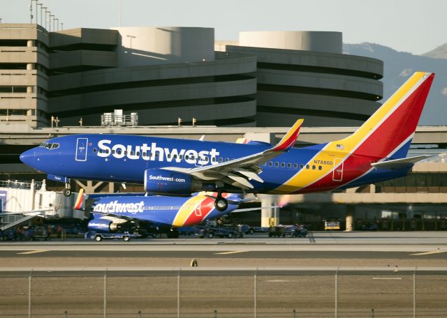 Boeing 737-700 (N7780D)