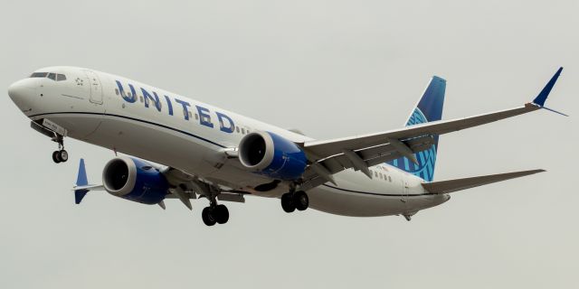 Boeing 737 MAX 9 (N27519) - United Airlines Boeing 737-9MAX arriving from Denver landing on runway 29 at Newark on 8/4/21.