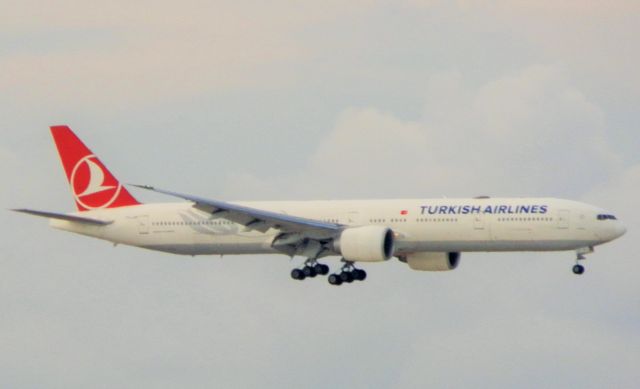 BOEING 777-300ER (TC-JJP)