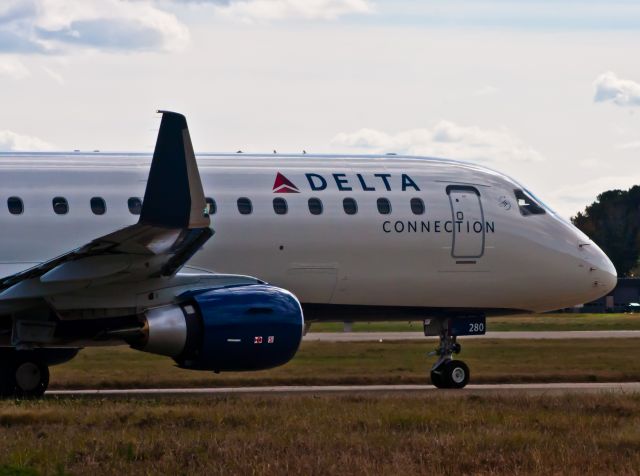 Embraer 175 (N280SY)