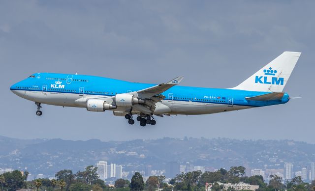 Boeing 747-400 (PH-BFH) - KLM601 on short finals for runway 24R at LAX, arriving from Amsterdam